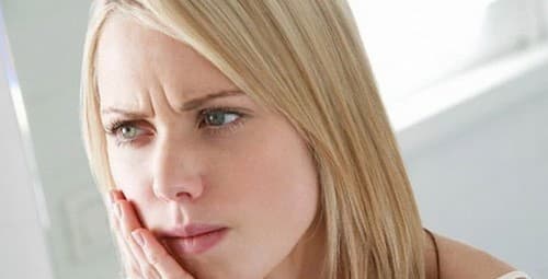 Người bệnh ung thư khoang miệng sẽ thấy xuất hiện các triệu chứng như vết loét lâu lành trong miệng hoặc chảy máu bất thường trong khoang miệng