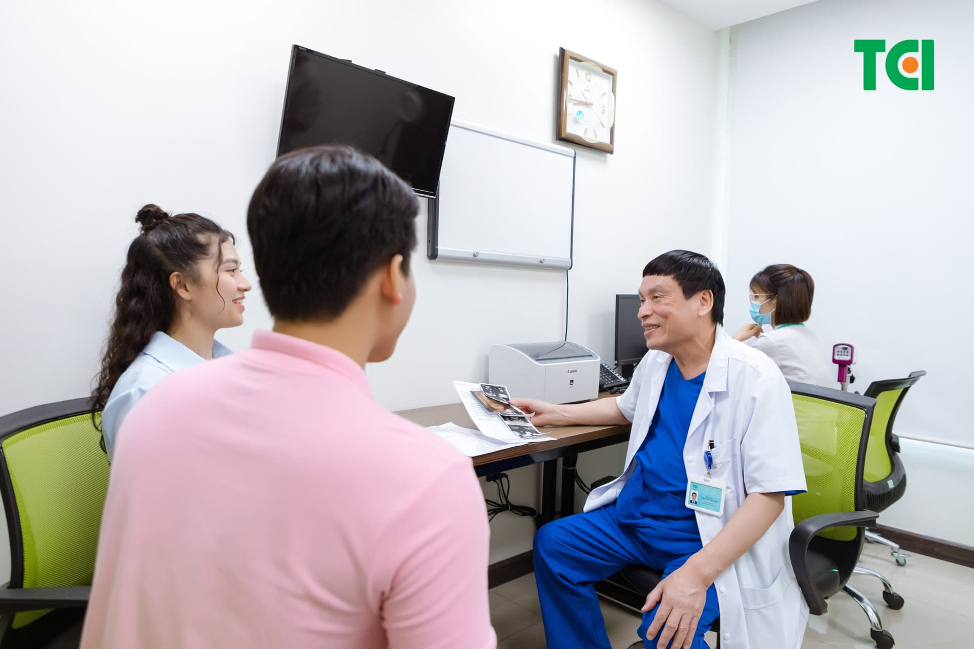 Nếu đau vùng kín quá mức bạn nên đến gặp bác sĩ để khám và được hỗ trợ y tế