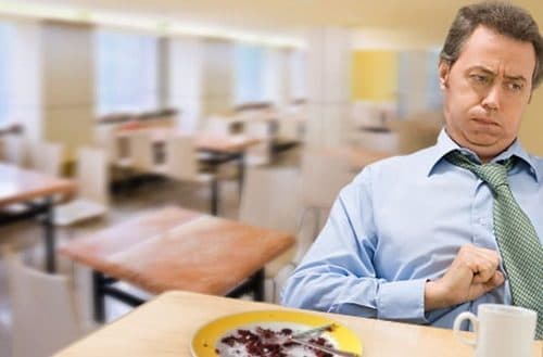 Khi bị đau dạ dày, người bệnh sẽ thấy xuất hiện triệu chứng đau thượng vị, chướng bụng...