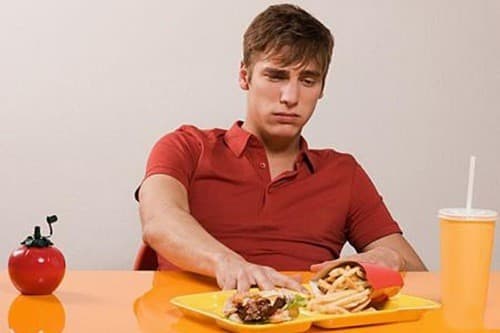 Người bệnh viêm đường mật thường có triệu chứng đau bụng, sốt cao, chán ăn