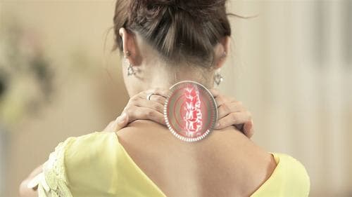 Vấn đề tuổi tác, tư thế vận động sai cách... gây nên hàng loạt các bệnh lý trong đó có thoái hóa cột sống cổ. 