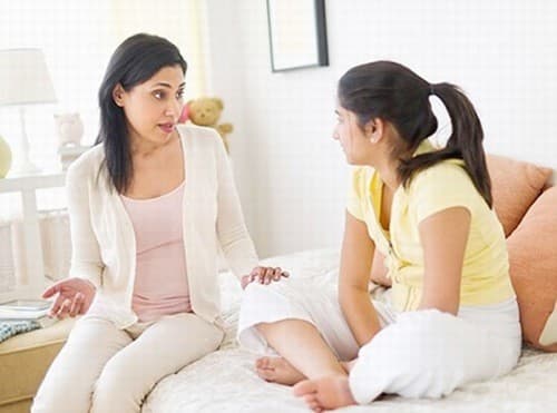 Mẹ nên trao đổi với con gái về cách vệ sinh vùng kín đúng để hạn chế viêm nhiễm, nấm ngứa.