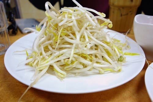 Hàm lượng vitamin D và chất xơ trong loại rau mầm này khá lớn vì vậy cần bổ sung vào thực đơn