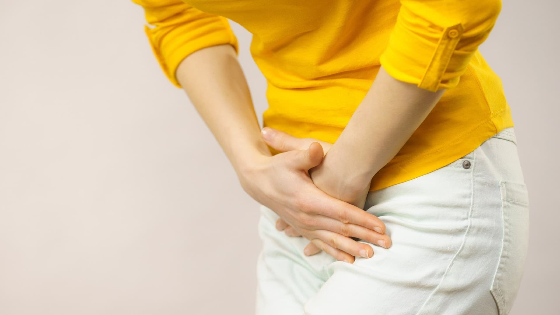 Ra khí hư màu nâu khiến các chị em khó chịu