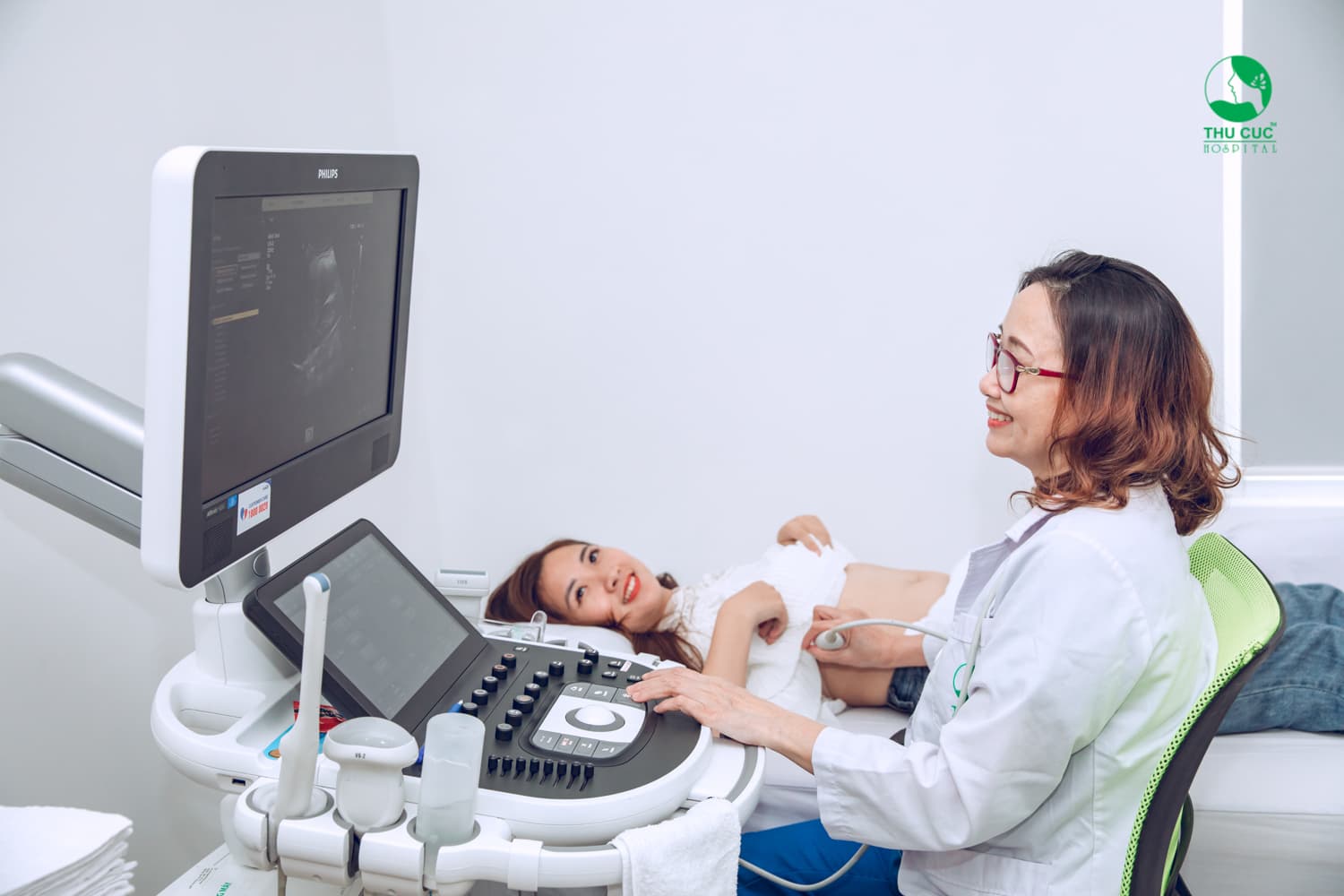 Khi xuất hiện hiện tượng ra máu màu nâu trước kỳ kinh nguyệt, chị em cần tới bệnh viện thăm khám để xác định nguyên nhân