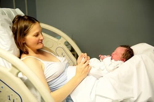 Quá trình sản dịch gây ra một số bất tiện trong sinh hoạt, khiến mẹ luôn băn khoăn sau sinh sản dịch ra bao lâu thì hết?