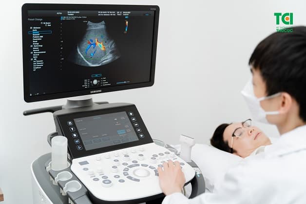 Tiến hành siêu âm ổ bụng
