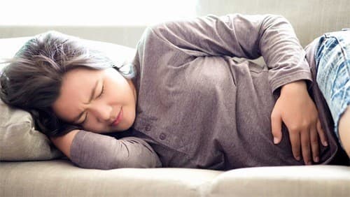 Khi thấy có những dấu hiệu bất thường của thai kỳ, cần đi khám ngay để kịp thời xử trí.