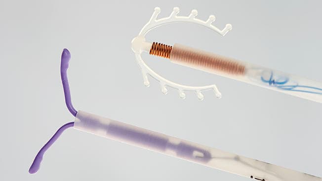 Tháo vòng tránh thai có đau không là băn khoăn của nhiều chị em