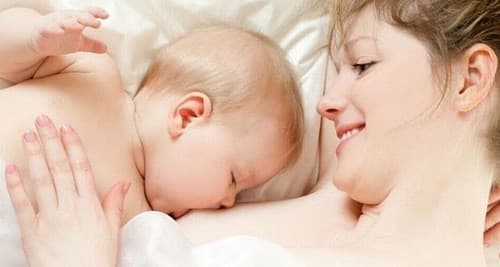 Trẻ sơ sinh bú bao nhiêu lần 1 ngày là băn khoăn của nhiều mẹ trẻ