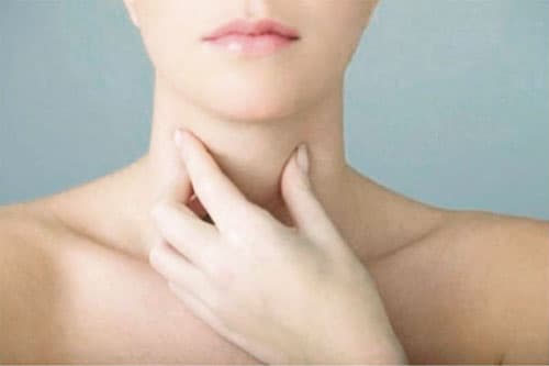 Người bị ung thư thanh quản còn thấy xuất hiện khối u vùng họng