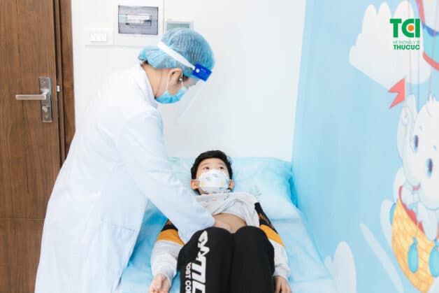 Thăm khám và điều trị với chuyên gia nếu trẻ có dấu hiệu đi ngoài ra máu