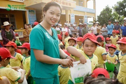 Các em nhỏ trường mầm non xã Minh Trí vui vẻ đón nhận những phần quà nhỏ