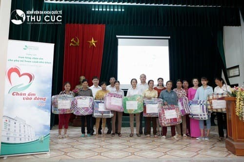 Bệnh viện Thu Cúc tặng quà cho các phụ nữ có hoàn cảnh khó khăn.