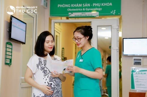 Bên cạnh chế độ ăn uống, cần chú ý đến việc khám thai định kỳ và khám ngay khi có dấu hiệu bất thường.
