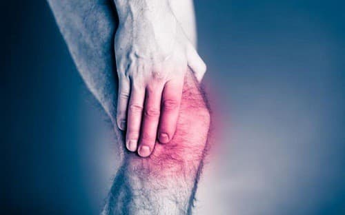 Dấu hiệu rách sụn chêm, người bệnh có cảm giác đau gối, gối sưng