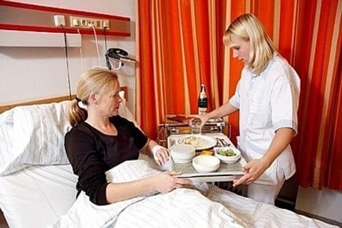 Trong khi điều trị ung thư tuyến nước bọt, người bệnh cần ăn những thức ăn mềm, lỏng, dễ nuốt