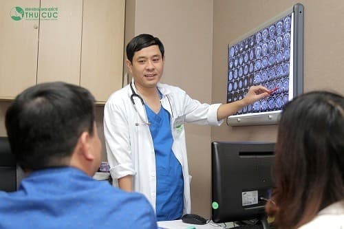 Người bệnh cần đi khám để bác sĩ tiến hành kiểm tra và chỉ định các xét nghiệm cần thiết nhằm chẩn đoán chính xác tình trạng sức khỏe