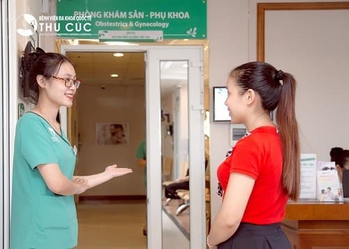 Nếu thấy khí hư có sợi máu, chị em cần nhanh chóng tới bệnh viện để tiến hành thăm khám
