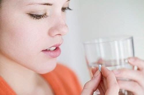 Uống thuốc trước khi nội soi trực tràng