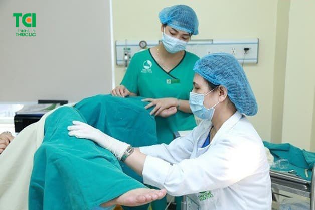 Khi thấy kinh nguyệt màu nâu và ra ít kéo dài, cần đi khám tại cơ sở y tế, xác định nguyên nhân và xử trí thích hợp