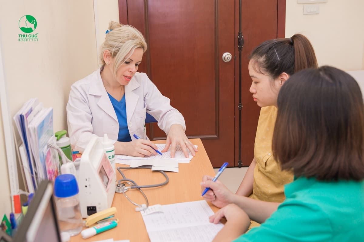 Nếu lần đầu tiên có kinh nguyệt đi kèm với các triệu chứng bất thường, bạn gái cần tới bệnh viện thăm khám, xác định nguyên nhân để có hướng xử trí kịp thời