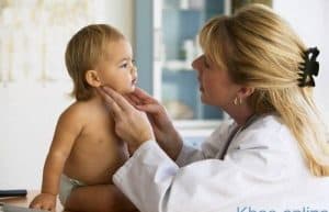 Trẻ nên được đến cơ sở chuyên khoa để được thăm khám và điều trị khi bị quai bị