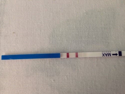 Tình trạng que thử thai 2 vạch mà không có thai khiến các chị em khá băn khoăn. 