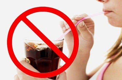 Trước khi nội soi đại tràng người bệnh cần làm sạch đại tràng bằng cách tránh đồ uống có ga