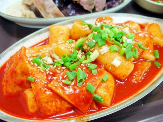 Sử dụng thức ăn quá mặn, cay nóng sẽ càng gây kích thích, khiến niêm mạc đại tràng dễ bị hư tổn