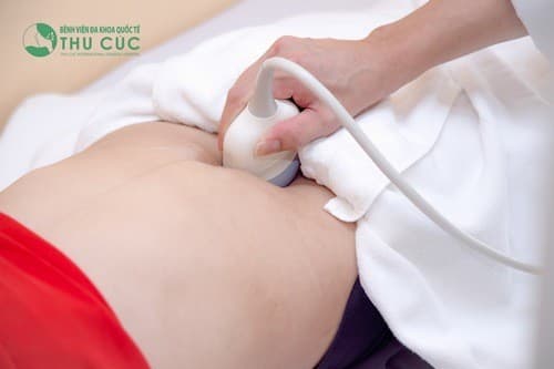 Thực hiện siêu âm, khám thai tại cơ sở y tế uy tín.