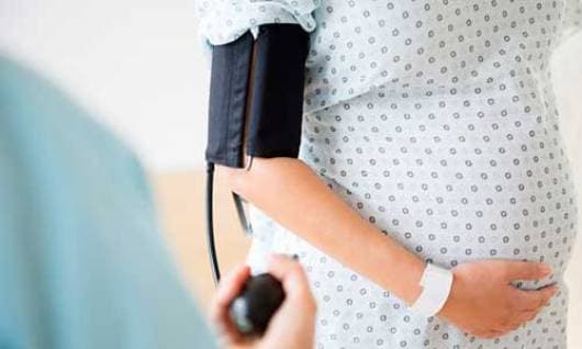 Huyết áp tăng là một trong những triệu chứng.