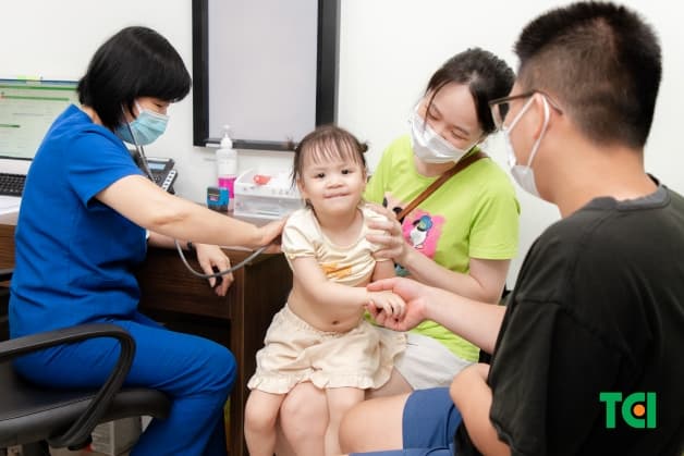 trẻ bị tay chân miệng có tắm được không