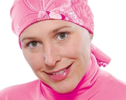 Khi tiếp xúc với ánh nắng mặt trời nên dùng mũ bảo vệ da đầu.