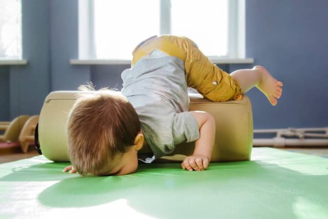 Giải đáp: Viêm khớp háng ở trẻ nguyên nhân do đâu?