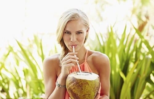 Nước dừa đẩy nhanh kinh nguyệt, chữa tắc kinh  hiệu quả.