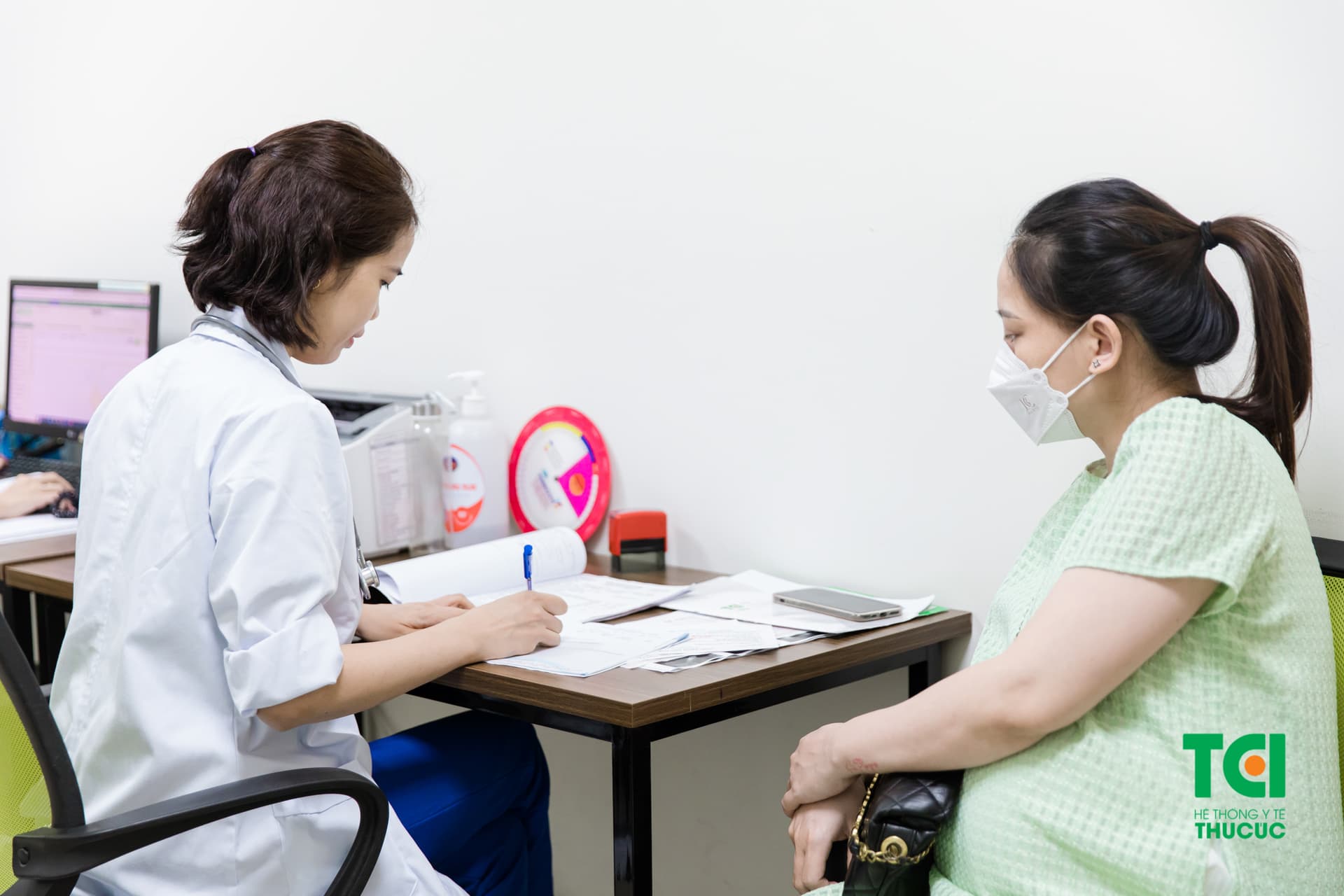 Mẹ bầu thăm khám sản phụ khoa tại Thu Cúc TCI