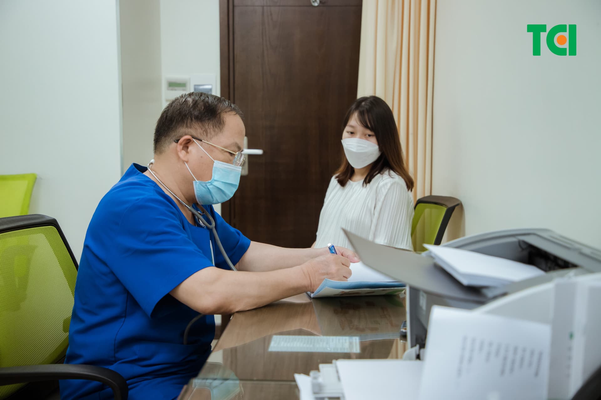 Mẹ nên khám thai định kỳ theo lịch hẹn và thông báo tình trạng bất thường với bác sĩ