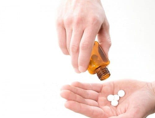 Việc lạm dụng thuốc quá nhiều có thể gây táo bón nên người bệnh cần chú ý