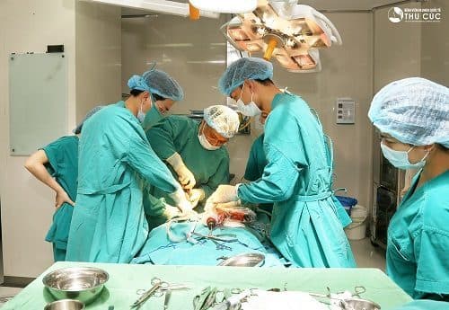 Bệnh viện Thu Cúc có đội ngũ bác sĩ chuyên khoa giỏi và trang thiết bị y tế hiện đại sẽ giúp phẫu thuật trĩ an toàn, hiệu quả