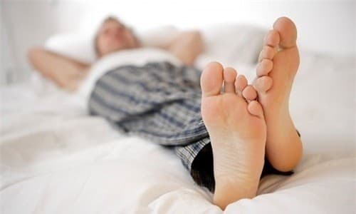 Bao quy đầu dài hoặc hẹp khó vệ sinh, dễ đóng cặn bẩn gây viêm nhiễm.