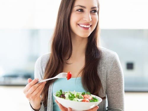 Mẹ phải thiết lập cho mình một chế độ dinh dưỡng hợp lý và đầy đủ dưỡng chất