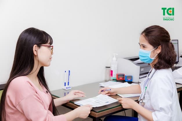 Khi thấy khí hư có màu trắng đục, chị em cần nhanh chóng tới bệnh viện để tiến hành thăm khám