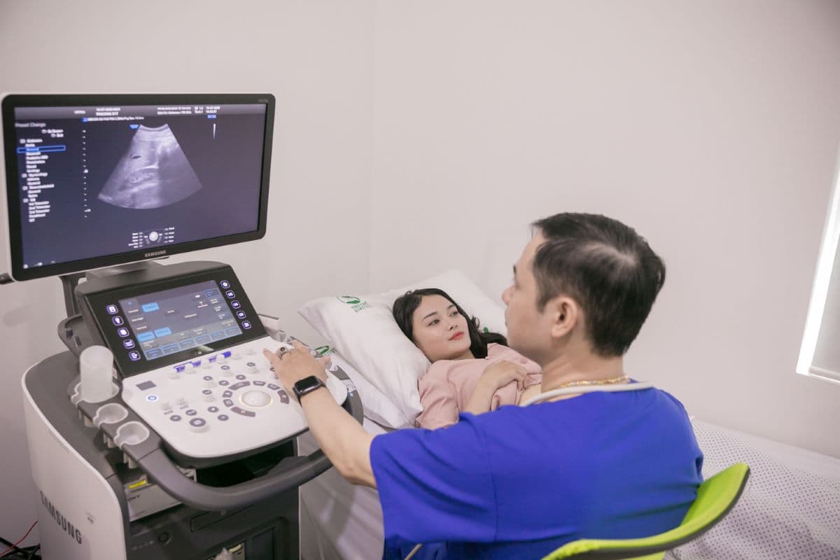Mang thai 4 tuần bị ra máu? Phải làm gì để khắc phục?