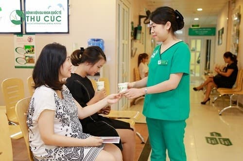Nếu có bất thường trong thai kì, mẹ bầu cần nhanh chóng tới bệnh viện để tiến hành thăm khám