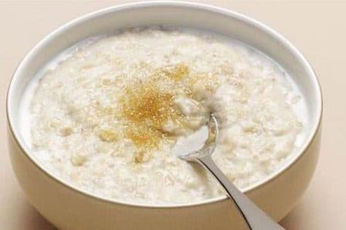 Người bệnh nên ăn những thực phẩm mềm, dễ nuốt như cháo hoặc súp