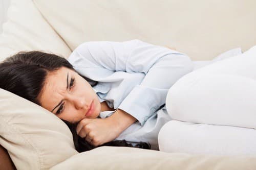 Nếu là máu báo thai ngoài tử cung, máu sẽ có màu đen hoặc nâu đen, đau một bên bụng, kèm theo chuột rút