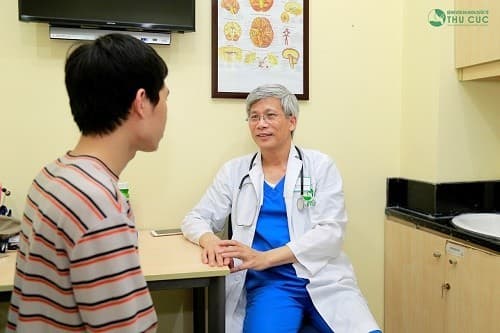 TS Nguyễn Văn Doanh trực tiếp thăm khám và điều trị rối loạn tiền đình cho nhiều bệnh nhân.