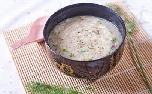 Người bệnh sau mổ viêm ruột thừa cần ăn những thực phẩm mềm, dễ nuốt như cháo, súp...