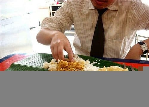 Con đường lây truyền bệnh lỵ amip cấp tính là do không vệ sinh tay sạch sẽ, thực phẩm không đảm bảo vệ sinh